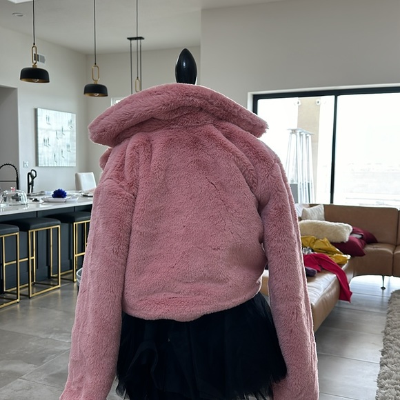 BRAND NEW GORGEOUS FANCY AND SOFT MAUVE VEGAN FUR OUTERWEAR COAT! SIZE MEDIUM! - Picture 10 of 17